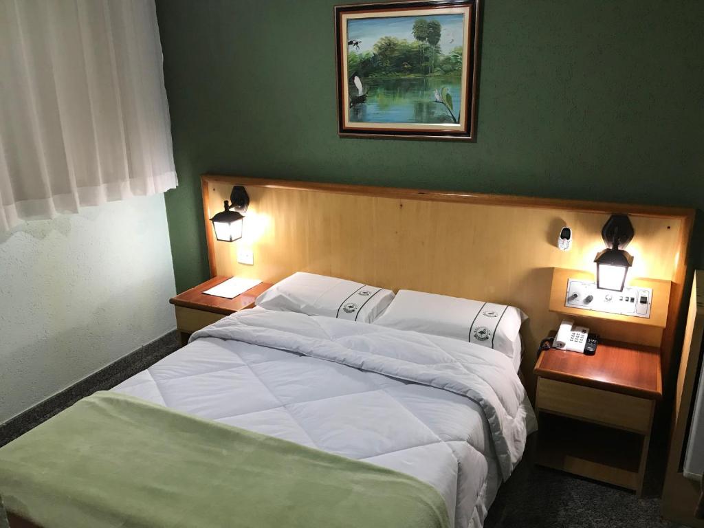 Habitación de hotel con 2 camas y 2 luces en Residencial Pantanal Chácara Klabin, en São Paulo