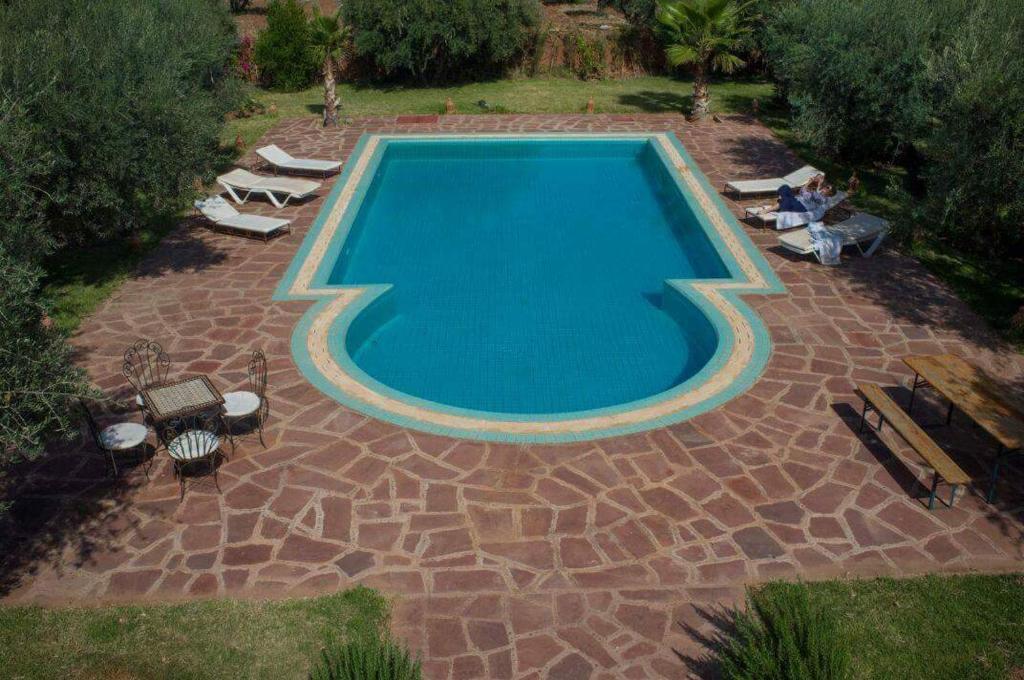 an overhead view of a swimming pool in a backyard at Riad Sidi Hicham in Marrakesh