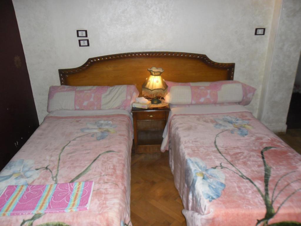 Postel nebo postele na pokoji v ubytování Cairo Moon Hostel
