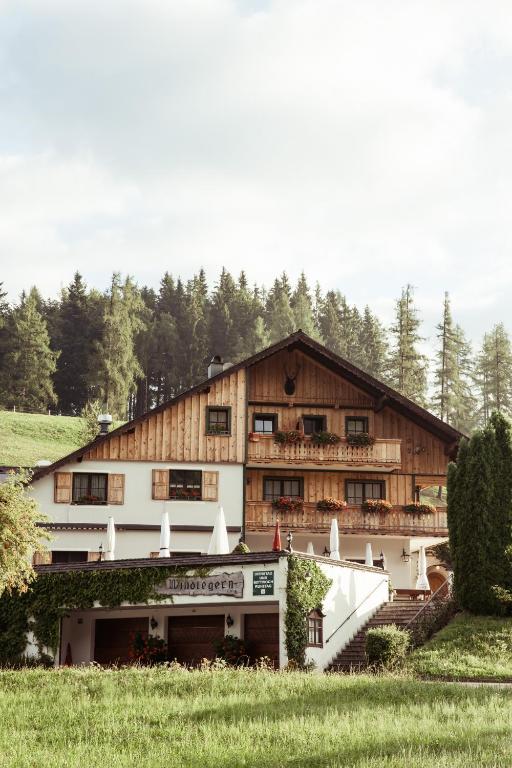 un grande edificio in legno in mezzo a un campo di Frühstückspension Windlegern a Neukirchen