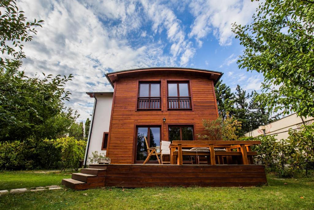 una casa con un tavolo da picnic di fronte di Botond haz a Balatonfüred