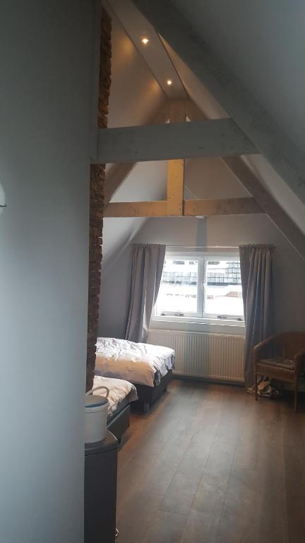 Pokój na poddaszu z 2 łóżkami i oknem w obiekcie Het Zwanennest w mieście Den Ilp