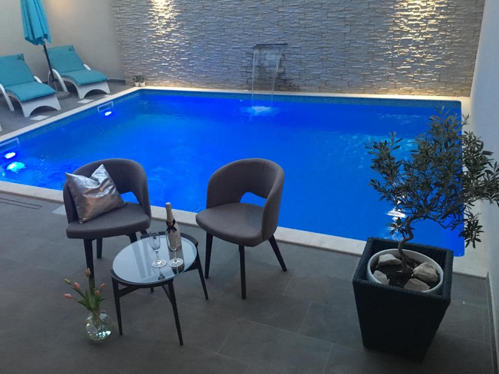Bazén v ubytovaní Luxury Rooms Pino alebo v jeho blízkosti