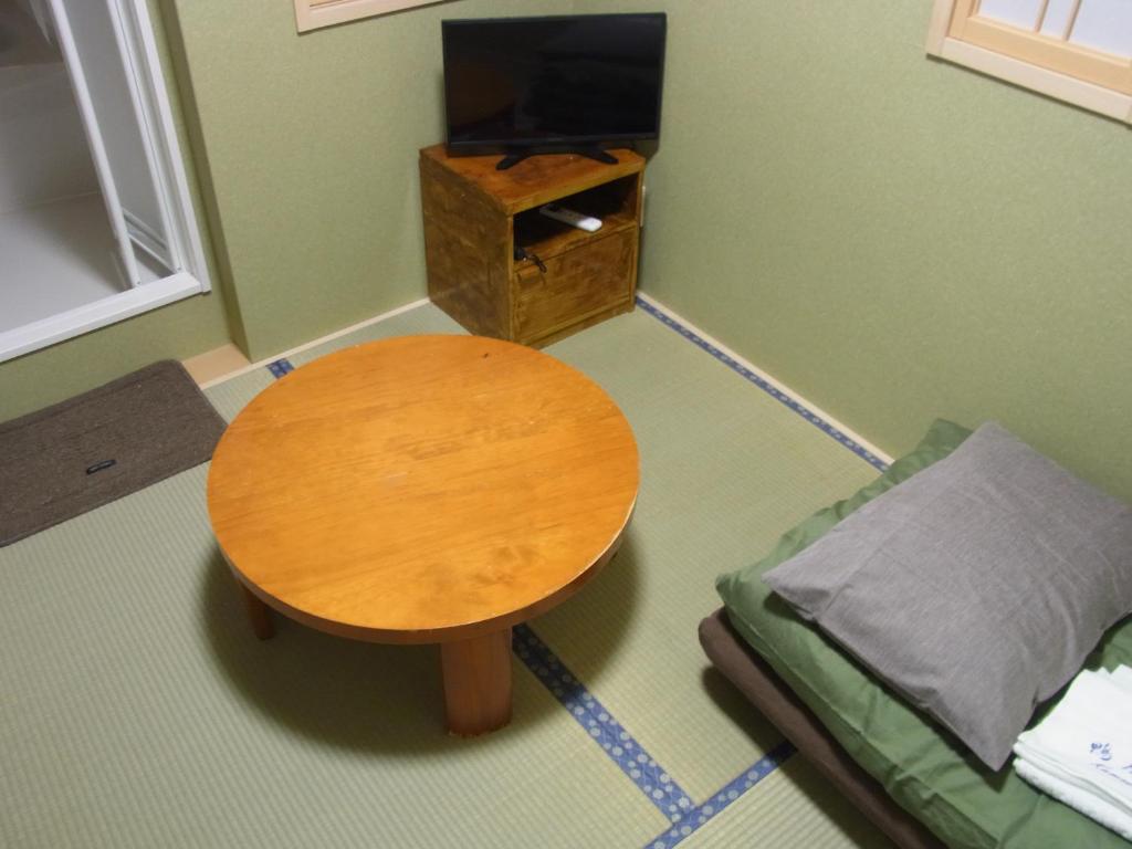 TV a/nebo společenská místnost v ubytování Kamoya Ryokan