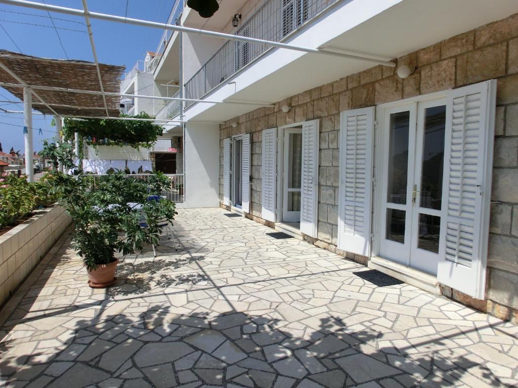 un patio de una casa con persianas blancas en Villa Bakara, en Dubrovnik