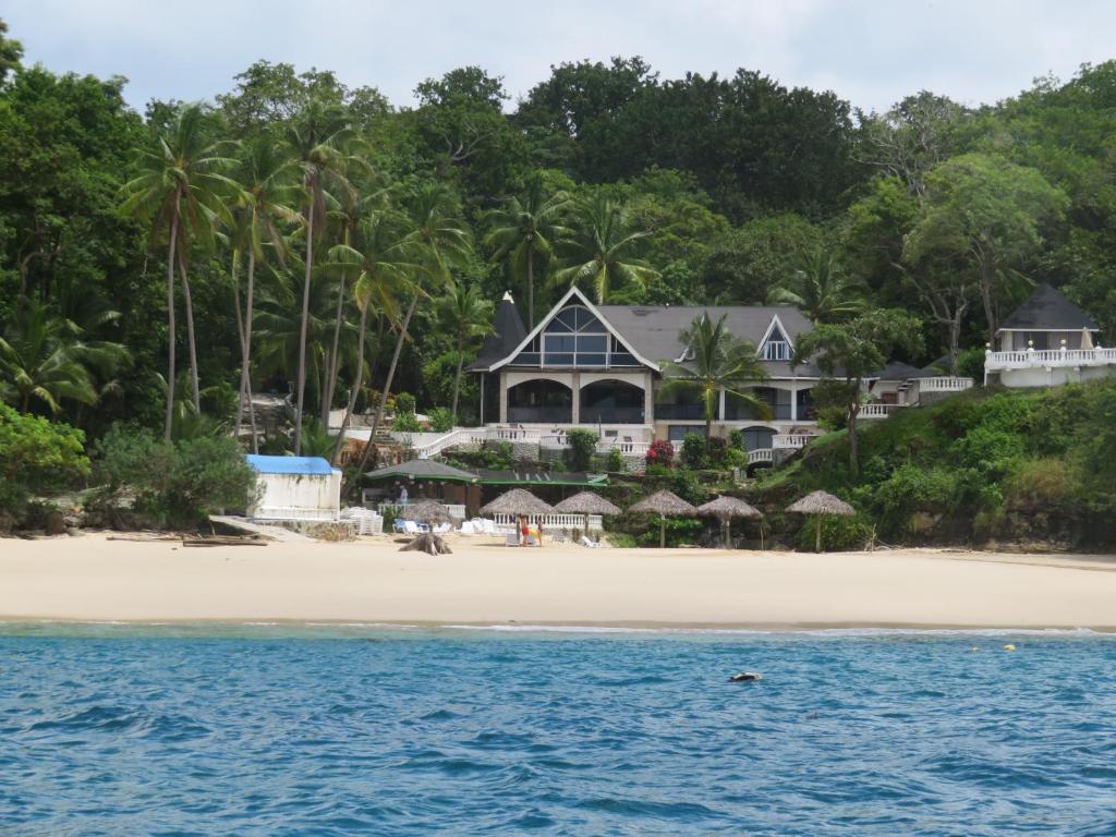 a house on the beach in front of the ocean at Mar Y Oro in Contadora