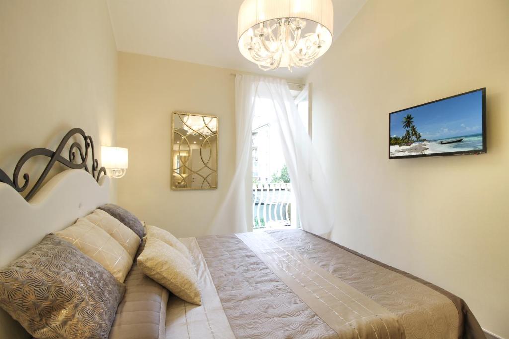 LUCCA IN CHIC - No Ztl, Free Parking, Priv Bath, Old City 550m - 1