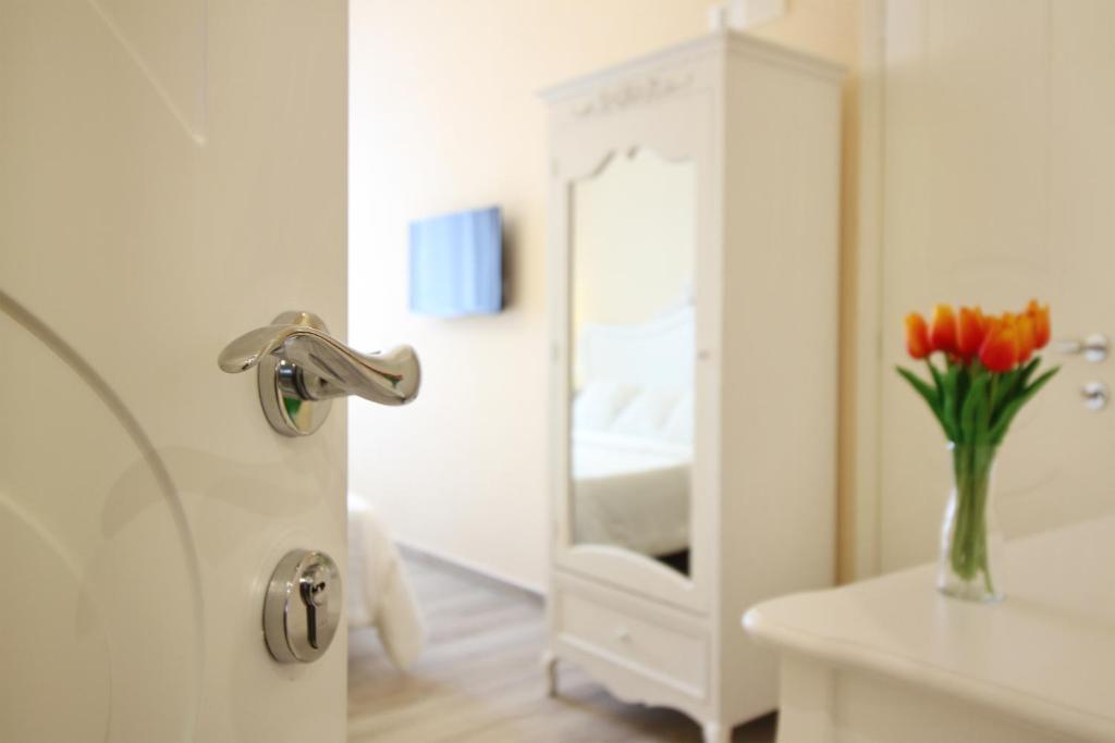 LUCCA IN CHIC - No Ztl, Free Parking, Priv Bath, Old City 550m - 8