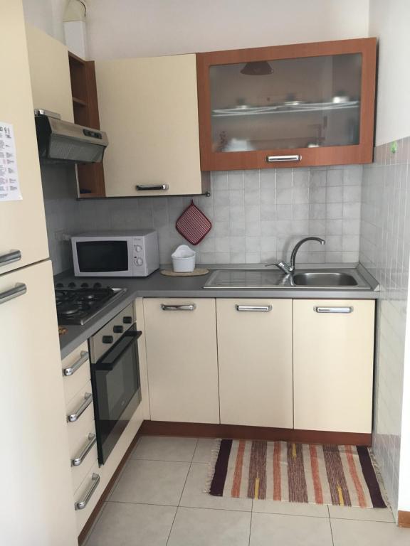 Kuchnia lub aneks kuchenny w obiekcie Residence IL PORTO