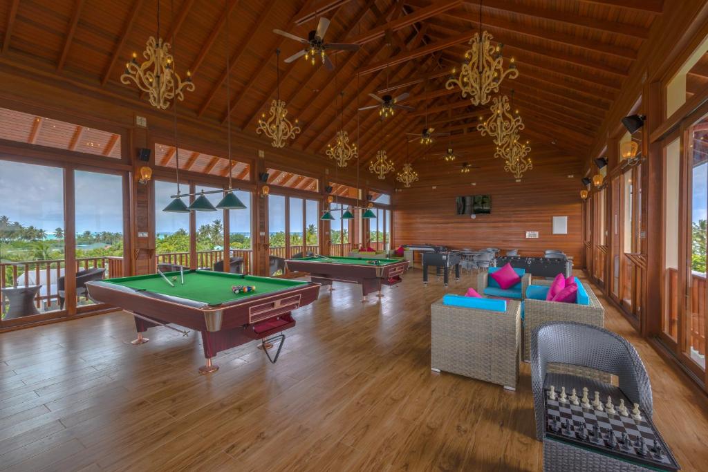 Biliár nebo kulečník v ubytování Araamu Hotels Maldives at Dhiffushi