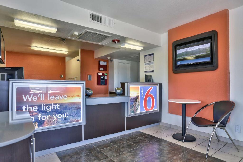 TV a/nebo společenská místnost v ubytování Motel 6-Flagstaff, AZ - Butler