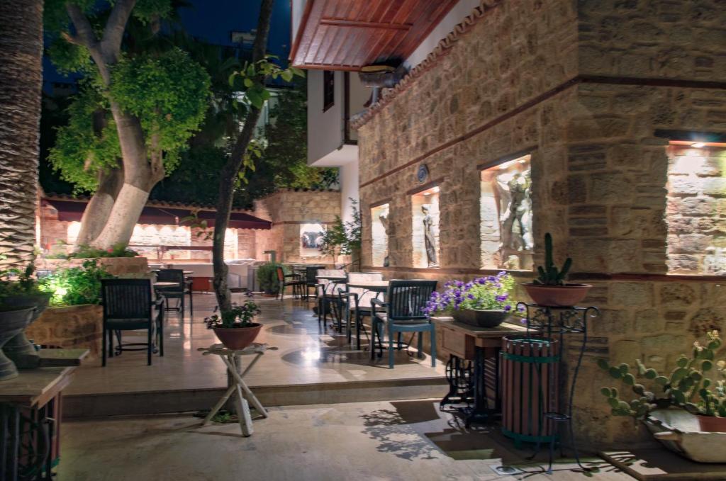 Restaurace v ubytování White Garden Hotel-Adult Only