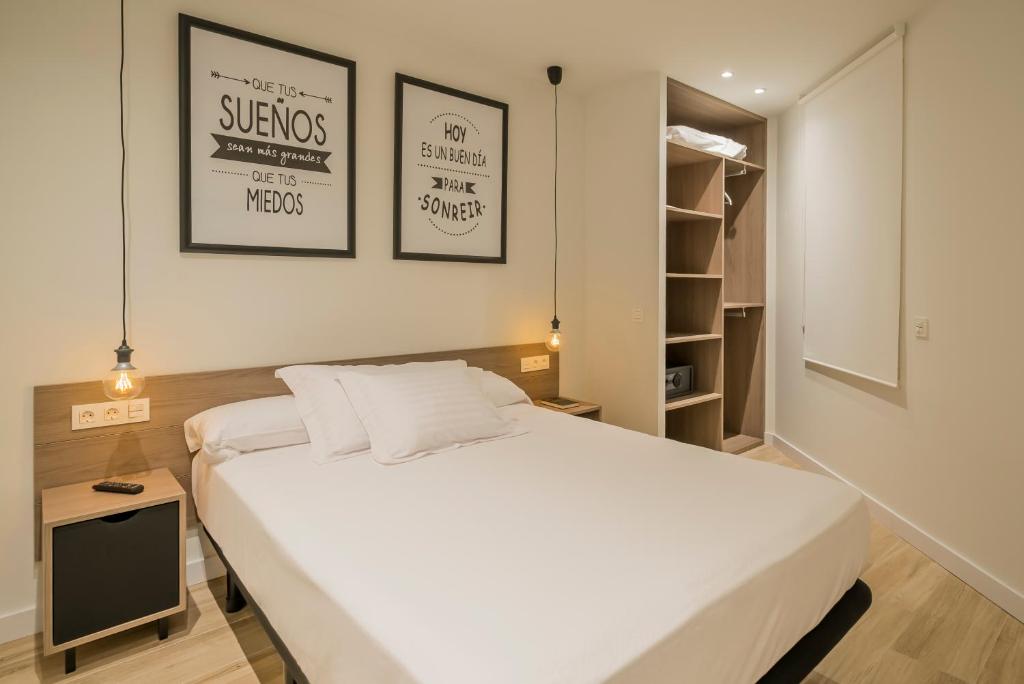 Postel nebo postele na pokoji v ubytování Apartamentos Dubamar