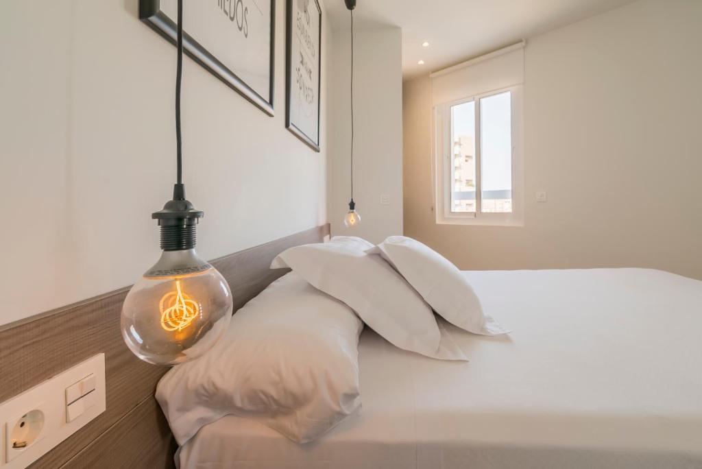 Postel nebo postele na pokoji v ubytování Apartamentos Dubamar
