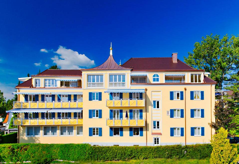 バート・ヴェーリスホーフェンにあるVilla Luersの赤い屋根の大きな黄色の建物