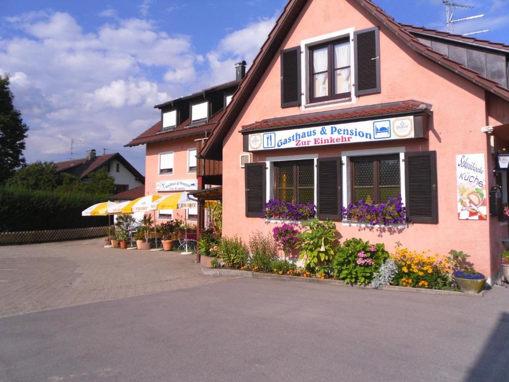 a building with flowers on the side of it at Zur Einkehr in Fenken