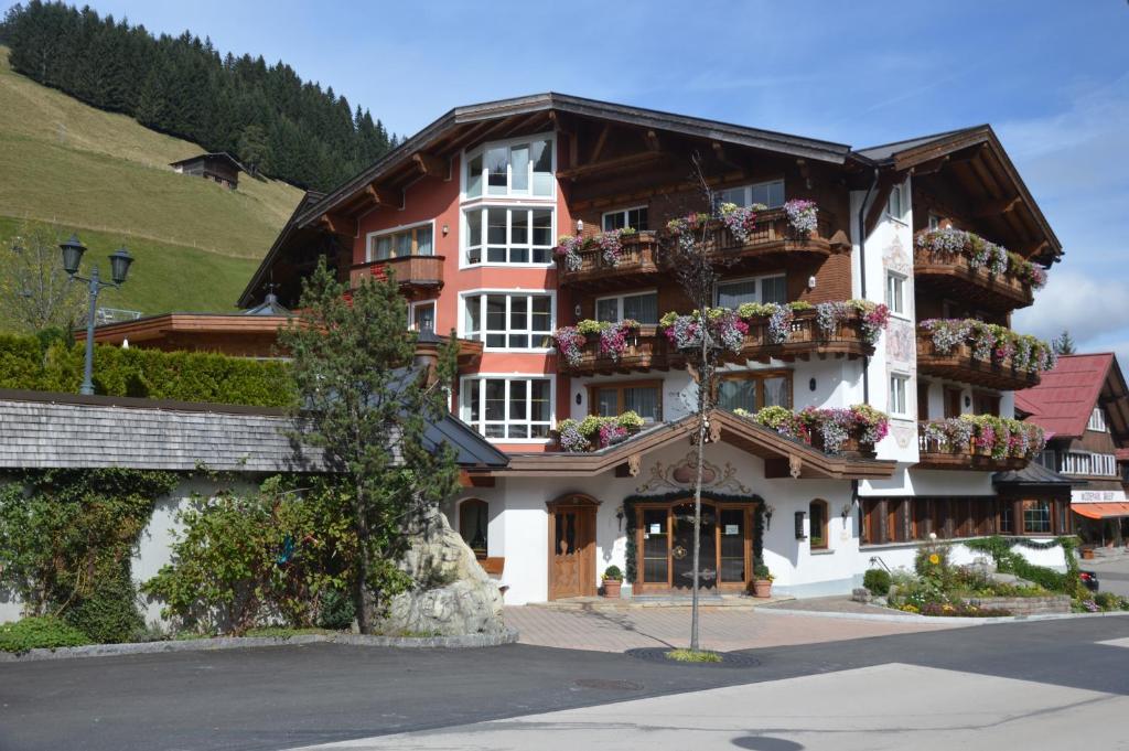 ein großes Gebäude mit Blumenkästen drauf in der Unterkunft Appartement Hotel Garni Alpenstüble in Mittelberg