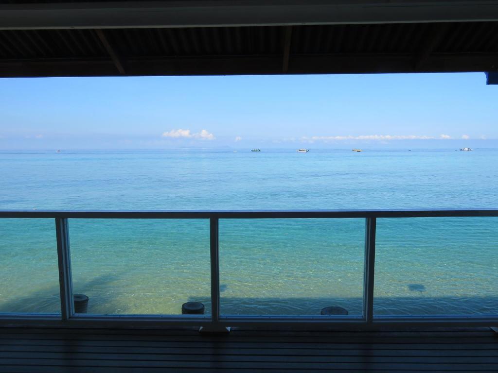een raam met uitzicht op de oceaan bij X Rector Minsu in Tioman Island