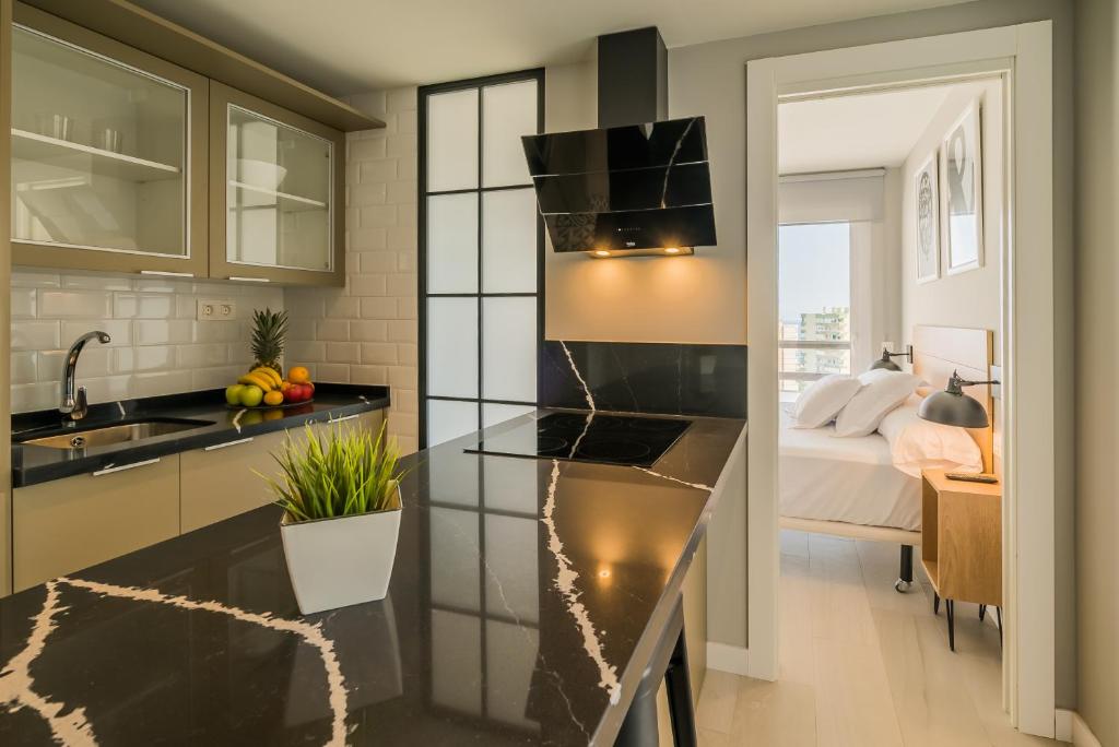 Kuchyň nebo kuchyňský kout v ubytování Apartamentos Dubamar