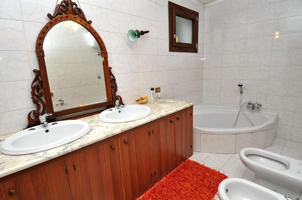 A bathroom at Villa Fernanda