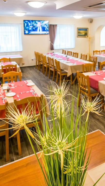 Reštaurácia alebo iné gastronomické zariadenie v ubytovaní Land-Plan Hotel