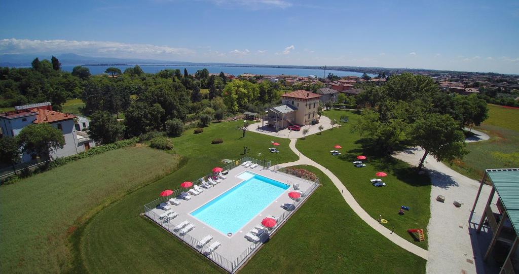 eine Luftansicht eines Schwimmbades auf einem Feld in der Unterkunft Villaggio Esmera in Desenzano del Garda