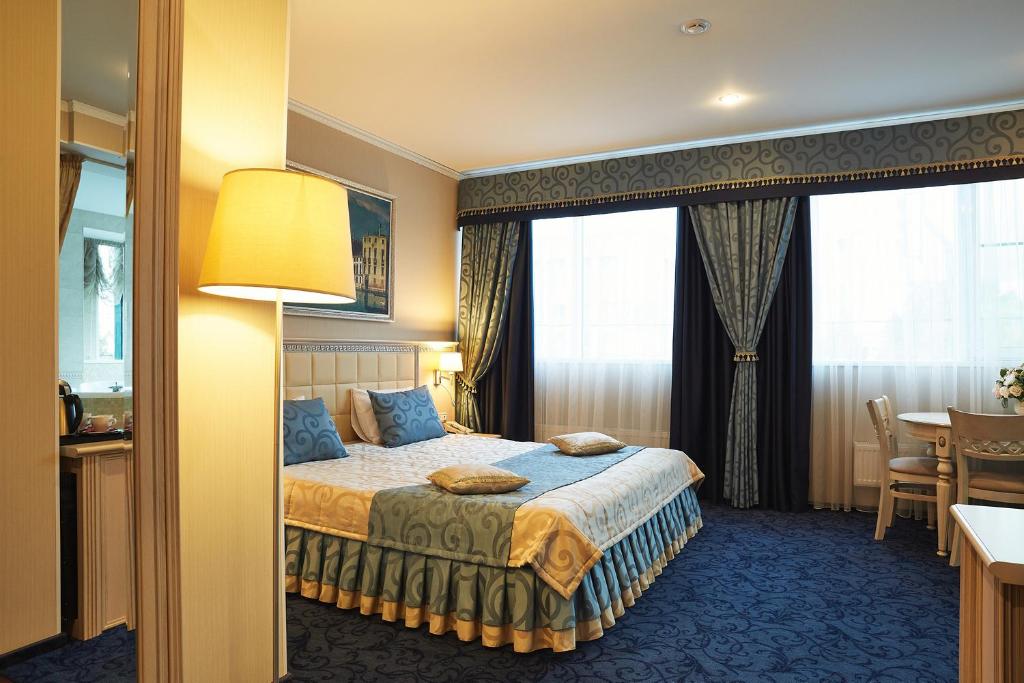 Un pat sau paturi într-o cameră la Europe Hotel