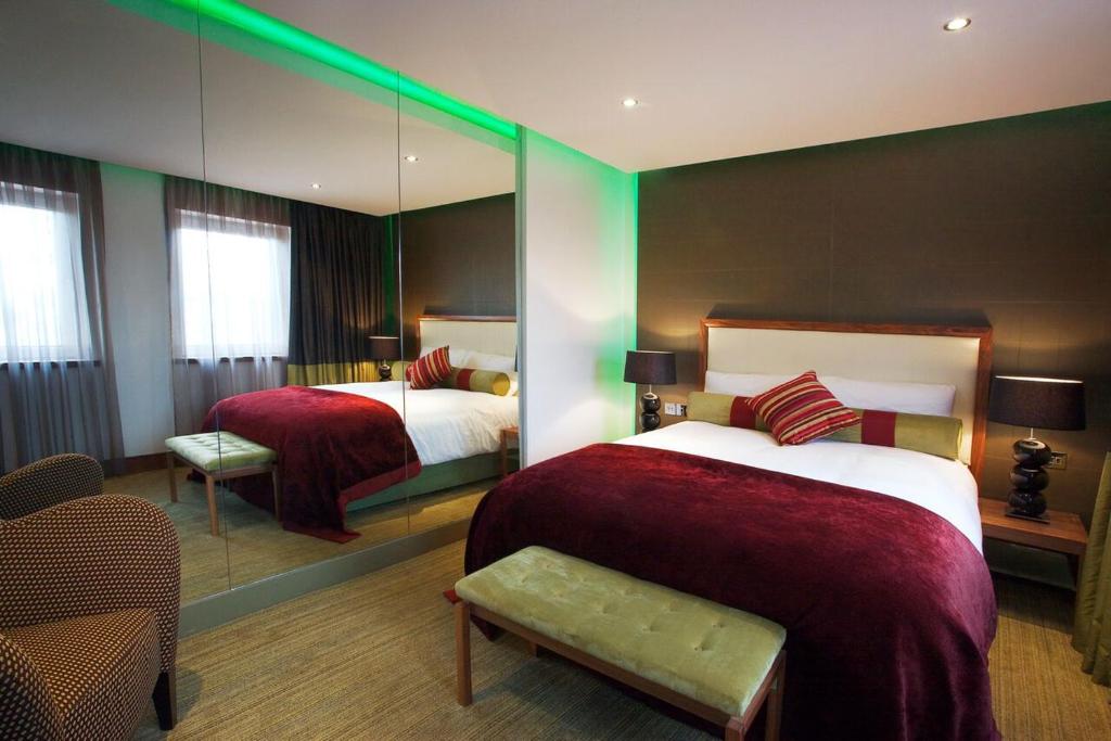 Postel nebo postele na pokoji v ubytování Rochestown Park Hotel & Leisure Centre