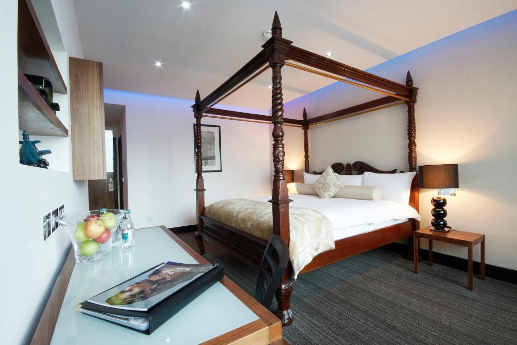 Postel nebo postele na pokoji v ubytování Rochestown Park Hotel & Leisure Centre