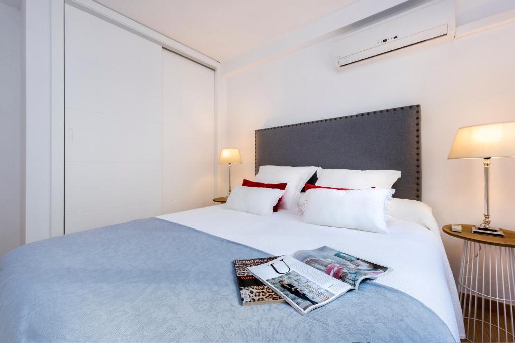 Postel nebo postele na pokoji v ubytování Genteel Home Giralda