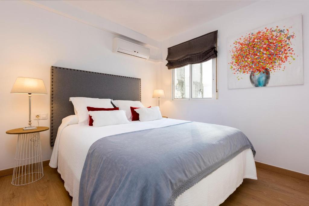 Postel nebo postele na pokoji v ubytování Genteel Home Giralda