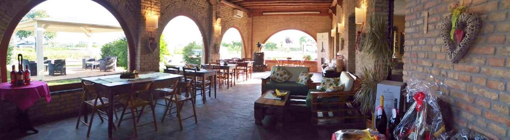 Reštaurácia alebo iné gastronomické zariadenie v ubytovaní Agriturismo Isola Augusta