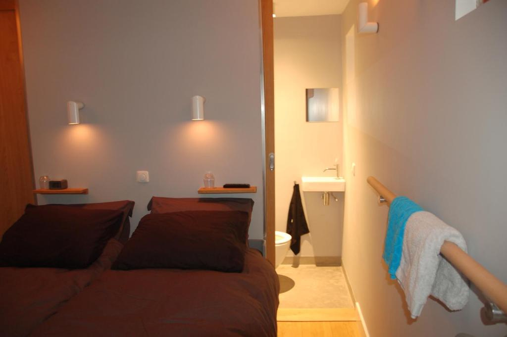 a living room with a couch and a sink at B&B EINDHOVENnearby in Waalre