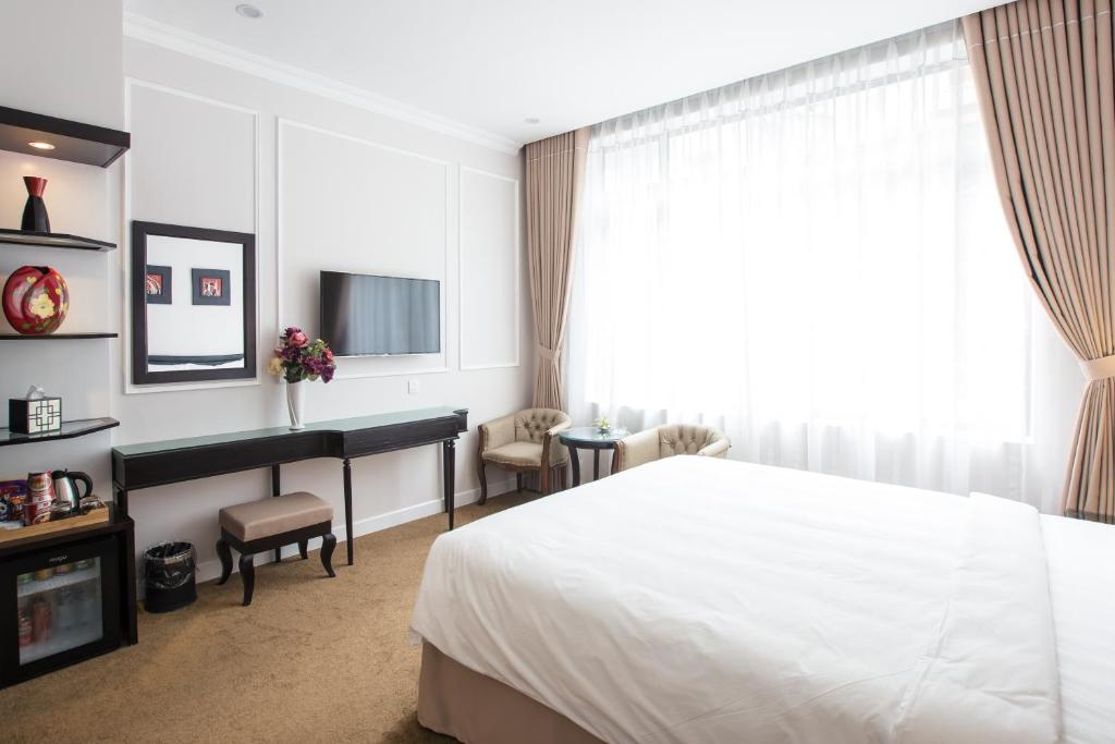 TV a/nebo společenská místnost v ubytování Dinh Elegant Hanoi Hotel
