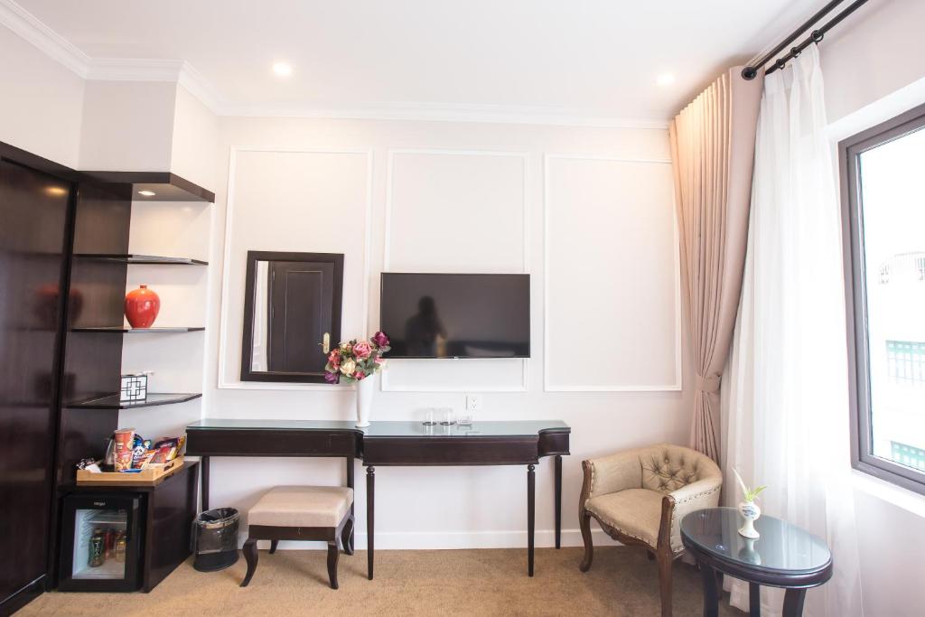 TV a/nebo společenská místnost v ubytování Dinh Elegant Hanoi Hotel