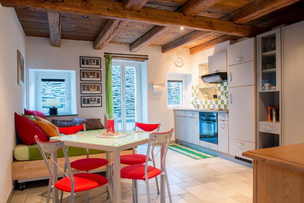 een keuken en eetkamer met een tafel en stoelen bij Cà dal Gascia in Intragna