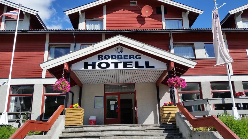 een hotel met een bord dat Rogers hotel leest bij Rødberg Hotel in Rødberg