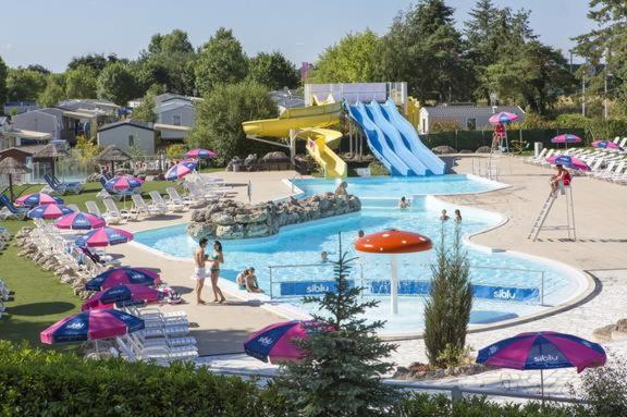 una gran piscina con un tobogán en un parque acuático en Nosybe37 MH264 Onzain, en Onzain