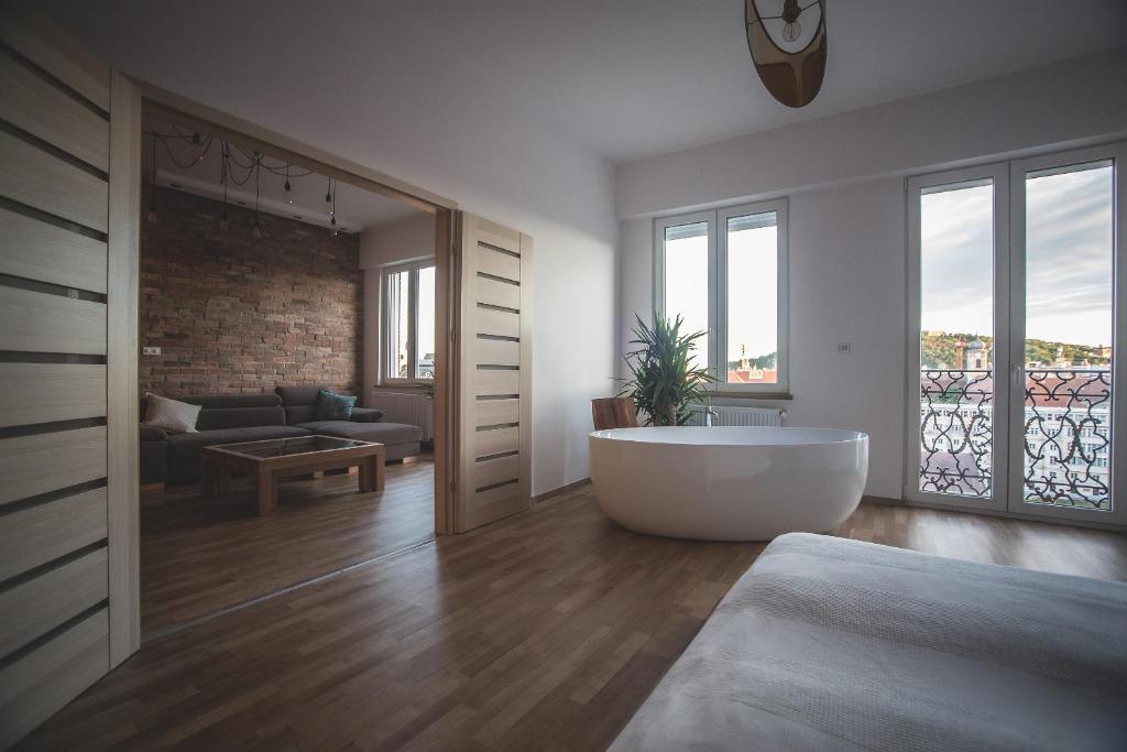 ein großes Bad mit Badewanne in der Mitte eines Zimmers in der Unterkunft The Grand Budapest View in Budapest