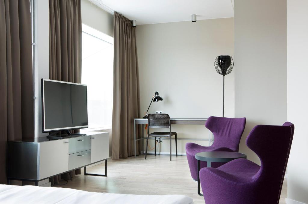 TV a/nebo společenská místnost v ubytování Comfort Hotel Winn