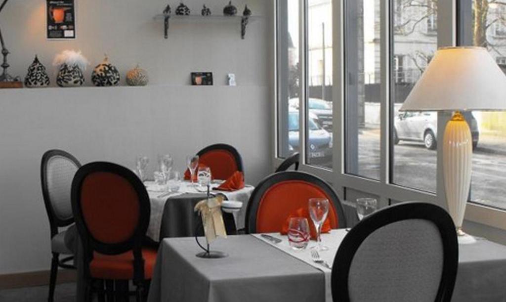 Restaurace v ubytování Logis Hôtel Restaurant Les Capucins