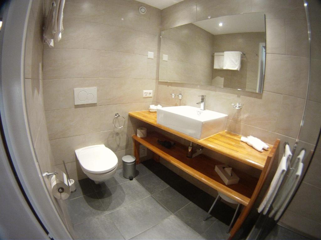 Koupelna v ubytování Cresta Hotel