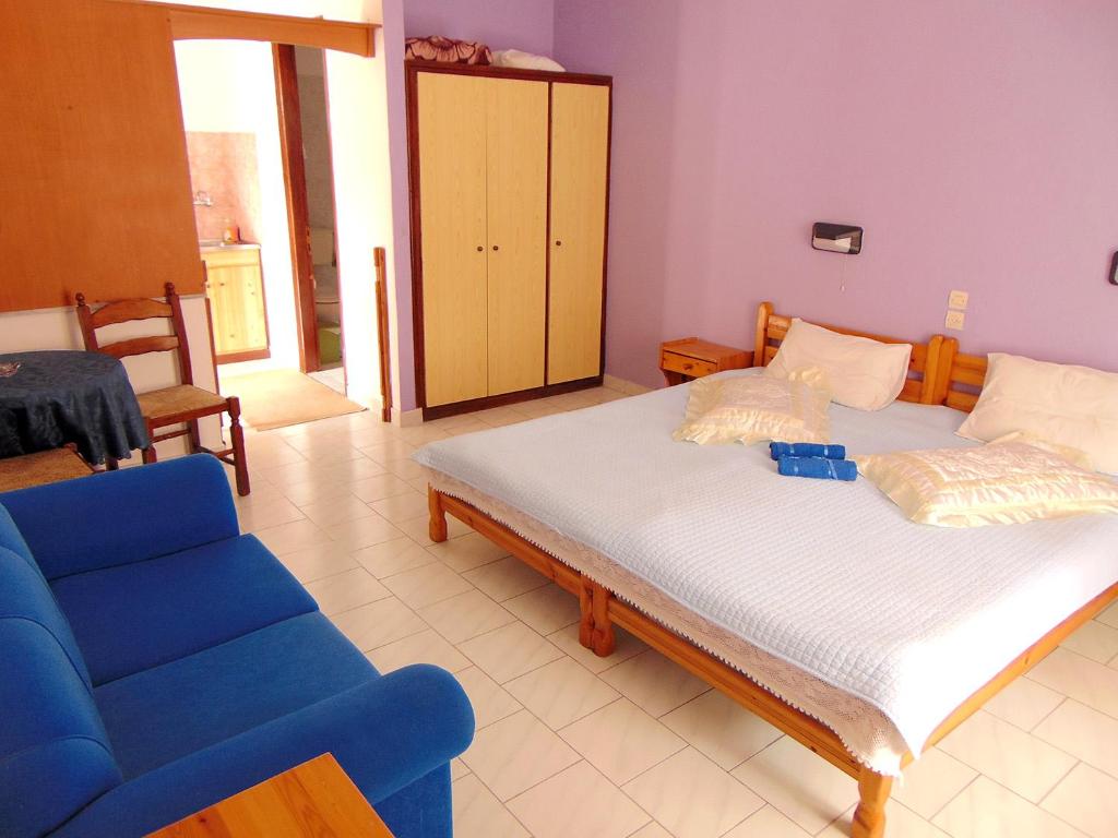 里亞帕德斯的住宿－天堂公寓，一间卧室配有一张床和一张蓝色的沙发