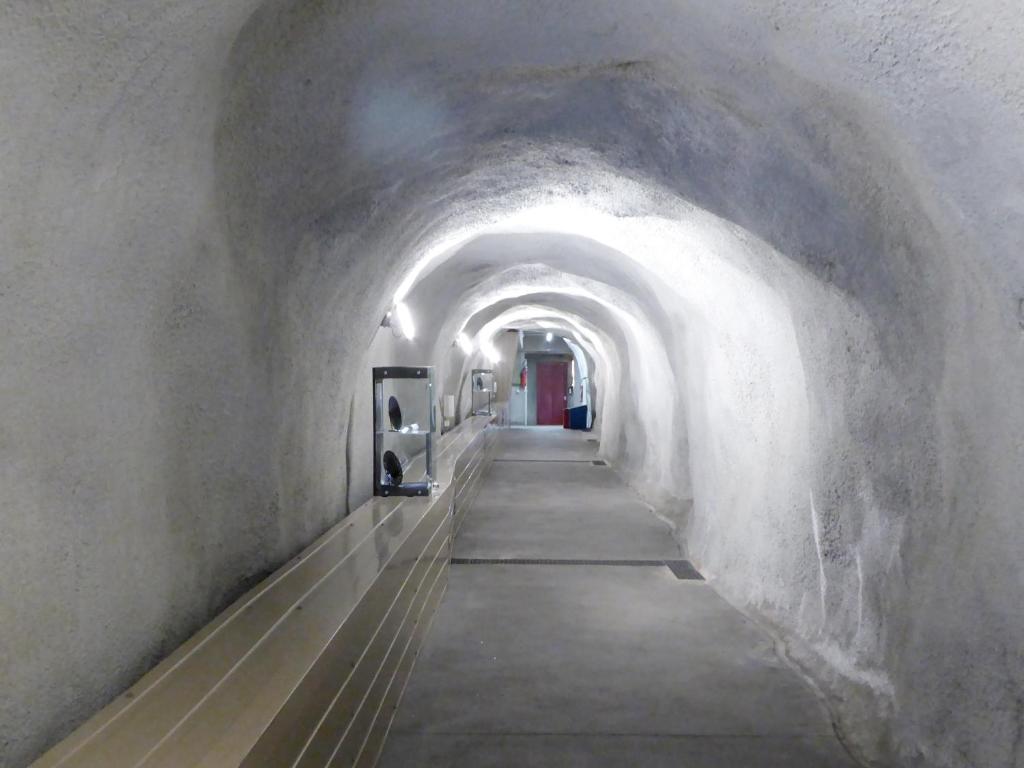 un túnel con un largo pasillo con un largo pasillo en Bodmen B, en Zermatt