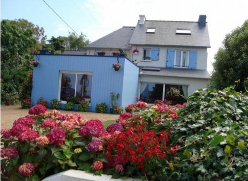 une maison avec un bouquet de fleurs devant elle dans l'établissement Chambres d'hôtes Aux Portes de Bréhat, à Ploubazlanec