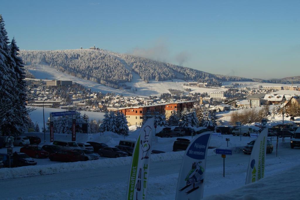 Ein paar Skier im Schnee auf einer Skipiste in der Unterkunft Klinovec Apartments in Loučná pod Klínovcem