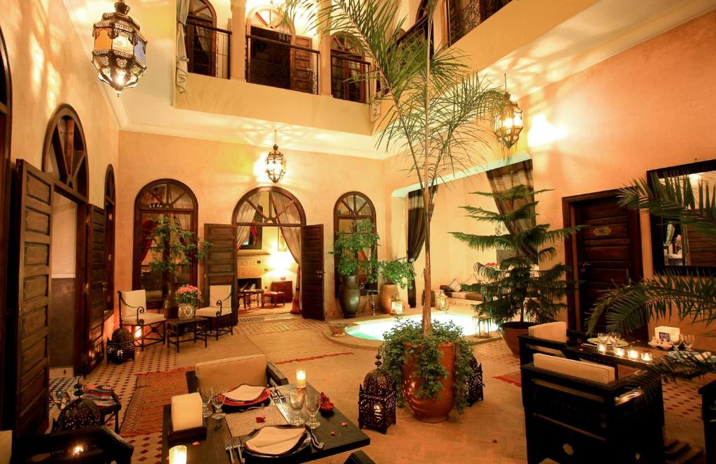 una gran sala de estar con plantas. en Riad Djemanna en Marrakech