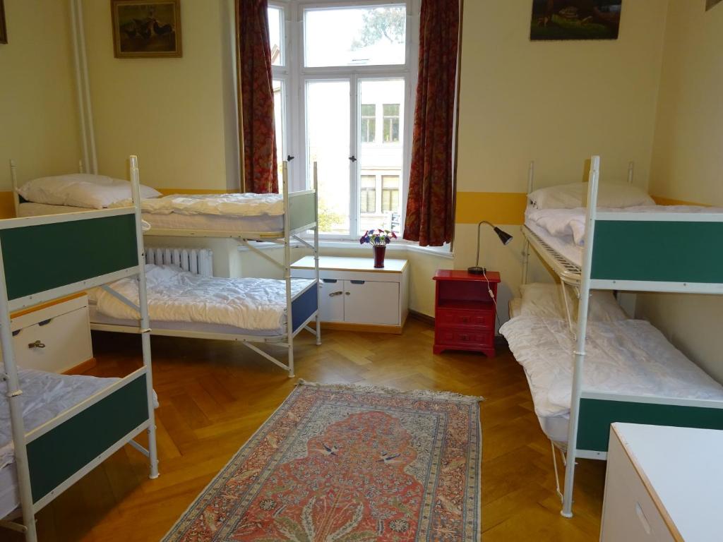 Ένα ή περισσότερα κρεβάτια σε δωμάτιο στο Hummel Hostel - Historische Stadtvilla mit Garten