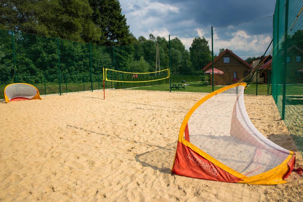 Tenis a/nebo squash v ubytování Ośrodek Wypoczynkowy "u Krzysia" nebo okolí