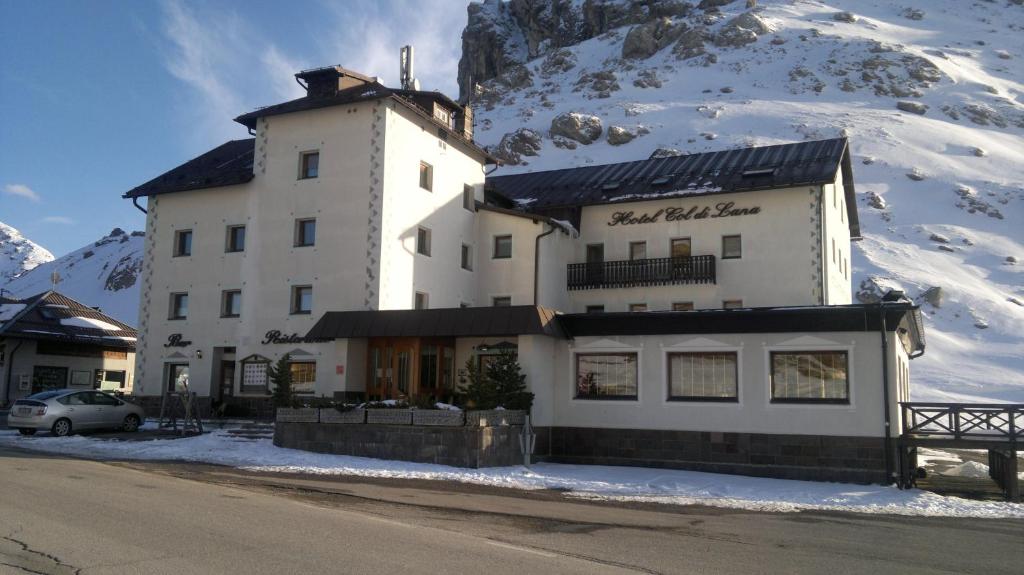 Nespecifikovaný výhled na hory nebo výhled na hory při pohledu z hotelu